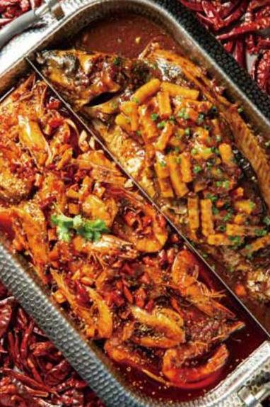 烤鱼作为一道美食，无论是在家庭聚餐还是朋友聚会时都非常受欢迎。它不仅口感独特，而且烤制过程中能够锁住鱼的鲜嫩和鲜香，让人垂涎三尺。在这里，我将教你4种家常烤鱼的做法，外焦里嫩色香俱全，让你的餐桌多一份美...